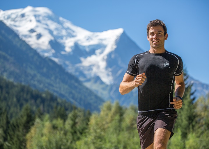 Homme qui court à la montagne avec un t-shirt Natural Peak